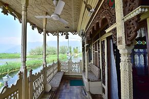 Houseboat Zaindari Palace