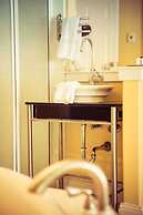 Leaside Manor by The Leaside Group