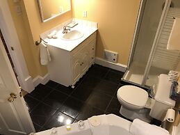 Leaside Manor by The Leaside Group