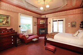 Calderwood Inn