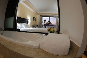 La Posada Hotel & Beach Club