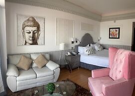 La Posada Hotel & Beach Club