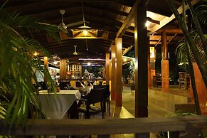 Sunrise Club Hotel Restaurant & Bar