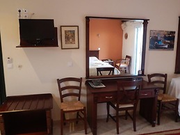 Irides Luxury Studios & Apartments