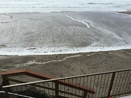 Sandcastle Beachfront Motel