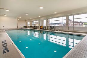 Econo Lodge Inn & Suites