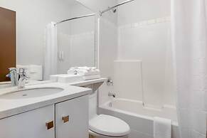 Econo Lodge Inn & Suites
