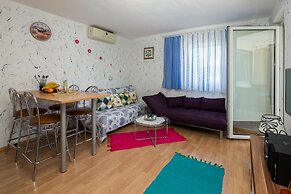 A4 - Modern apt w. Terrace, 3 min Walk to Beach