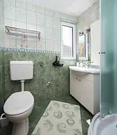 A4 - Modern apt w. Terrace, 3 min Walk to Beach