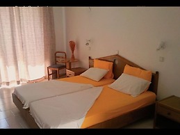 Room in Studio - Rock Garden Apartments - 2 Steps From the Beach