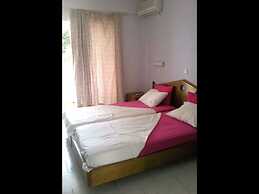 Room in Studio - Rock Garden Apartments - 2 Steps From the Beach