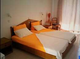 Room in Studio - Rock Garden Apartments - 2 Steps From the Beach