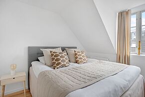 Sanders Regent Adorable 1 Bdr Apt w Terrace