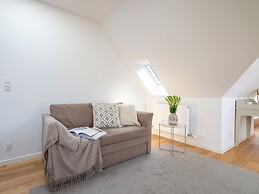 Sanders Regent Adorable 1 Bdr Apt w Terrace