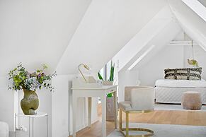Sanders Regent Adorable 1 Bdr Apt w Terrace
