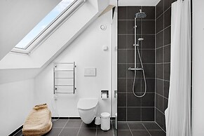 Sanders Regent Adorable 1 Bdr Apt w Terrace