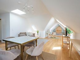 Sanders Regent Adorable 1 Bdr Apt w Terrace