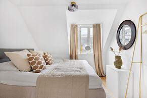 Sanders Regent Adorable 1 Bdr Apt w Terrace