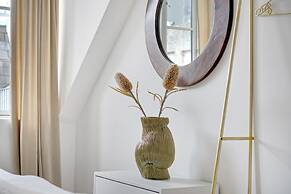 Sanders Regent Adorable 1 Bdr Apt w Terrace