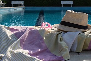 Elegant Villa With Pool and Barbecue