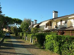 Comfy Villa With Pool and Barbecue