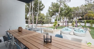 Spectacular Holiday Home With Private Pool Near the sea