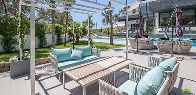 Spectacular Holiday Home With Private Pool Near the sea