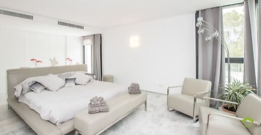 Spectacular Holiday Home With Private Pool Near the sea