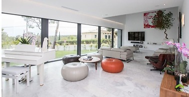 Spectacular Holiday Home With Private Pool Near the sea