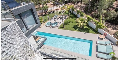 Spectacular Holiday Home With Private Pool Near the sea