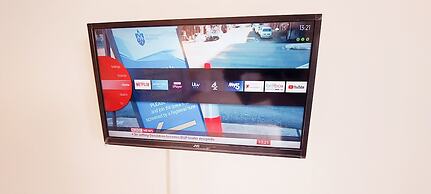 Room in Guest Room - Double Room, Full Kitchen, Smart TV, Shared Bathr