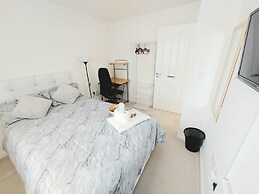 Room in Guest Room - Double Room, Full Kitchen, Smart TV, Shared Bathr