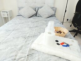 Room in Guest Room - Double Room, Full Kitchen, Smart TV, Shared Bathr