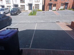 Room in Guest Room - Double Room, Full Kitchen, Smart TV, Shared Bathr