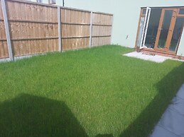 Room in Guest Room - Double Room, Full Kitchen, Smart TV, Shared Bathr