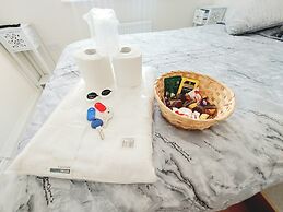 Room in Guest Room - Double Room, Full Kitchen, Smart TV, Shared Bathr