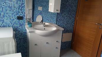 Comfortable Attic With Parking Space in the Town of Chiavari Num001