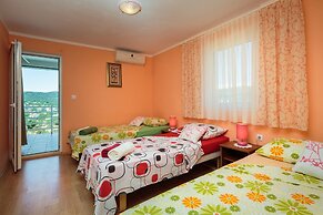 A5 - Modern apt With Terrace, 3 min Walk to Beach