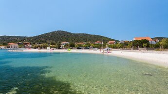 A5 - Modern apt With Terrace, 3 min Walk to Beach