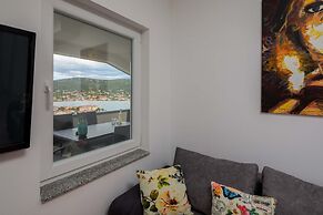 A8 - Modern apt With Terrace, 3 min Walk to Beach