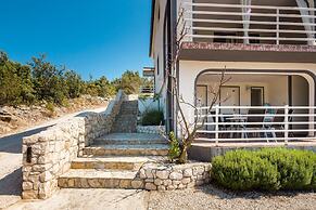 A8 - Modern apt With Terrace, 3 min Walk to Beach