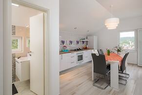 A8 - Modern apt With Terrace, 3 min Walk to Beach