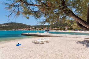 A8 - Modern apt With Terrace, 3 min Walk to Beach