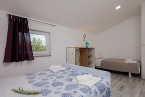 A8 - Modern apt With Terrace, 3 min Walk to Beach