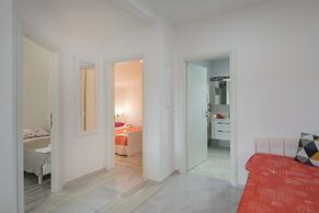 A8 - Modern apt With Terrace, 3 min Walk to Beach