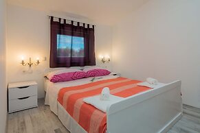 A8 - Modern apt With Terrace, 3 min Walk to Beach