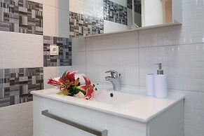 A8 - Modern apt With Terrace, 3 min Walk to Beach