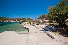 A8 - Modern apt With Terrace, 3 min Walk to Beach