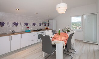 A8 - Modern apt With Terrace, 3 min Walk to Beach