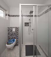 A8 - Modern apt With Terrace, 3 min Walk to Beach